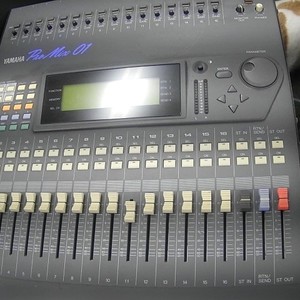 Yamaha Pro MIX 01 Mixer